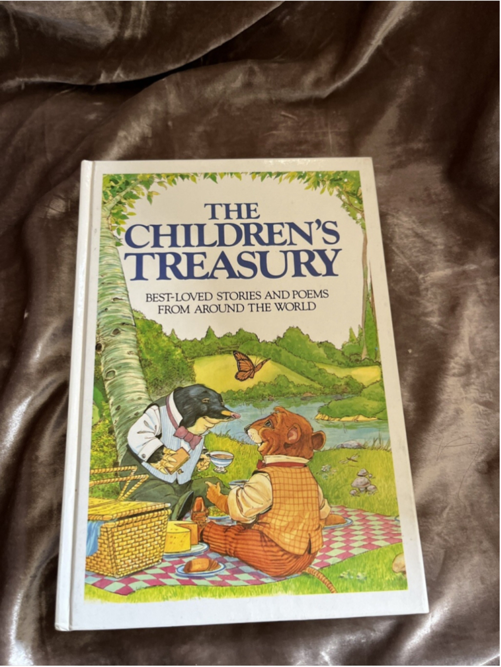 The Children's Treasury : Best-Loved Stories and Poems from Around the World